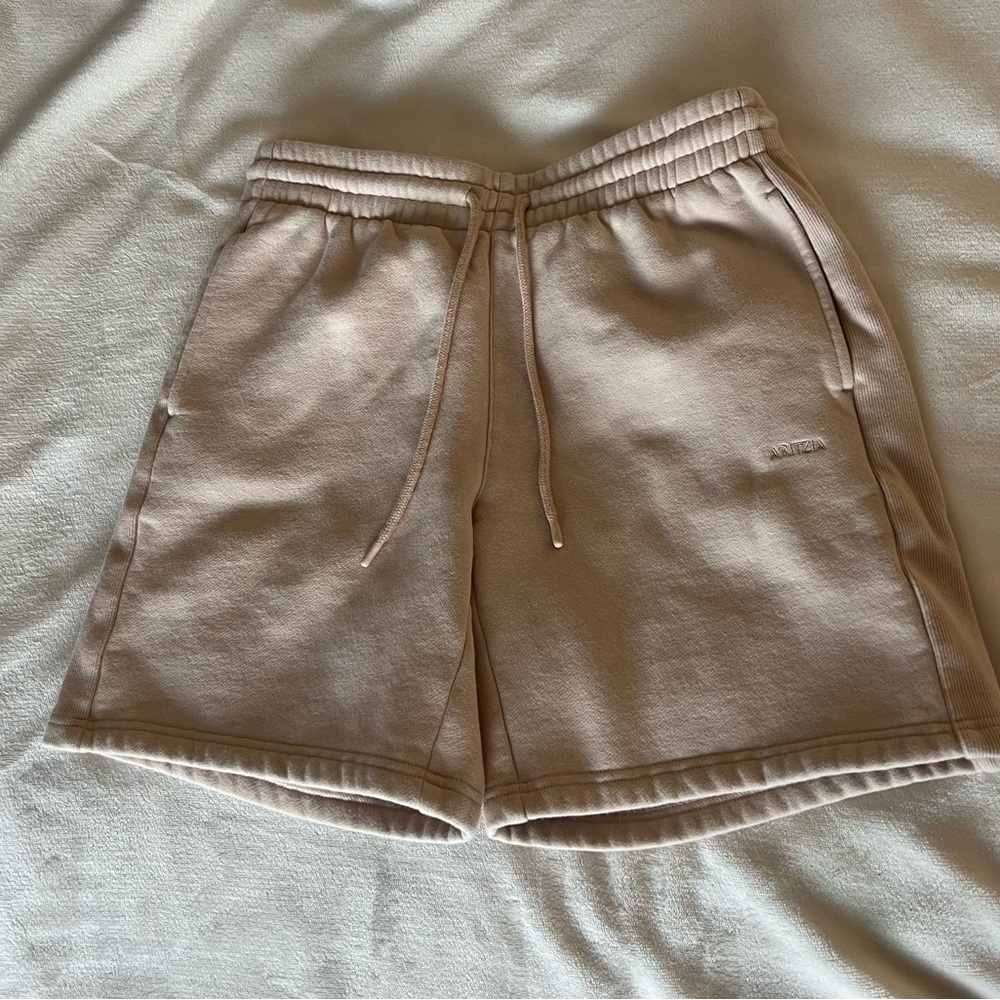 Aritzia Sweatfleece shorts